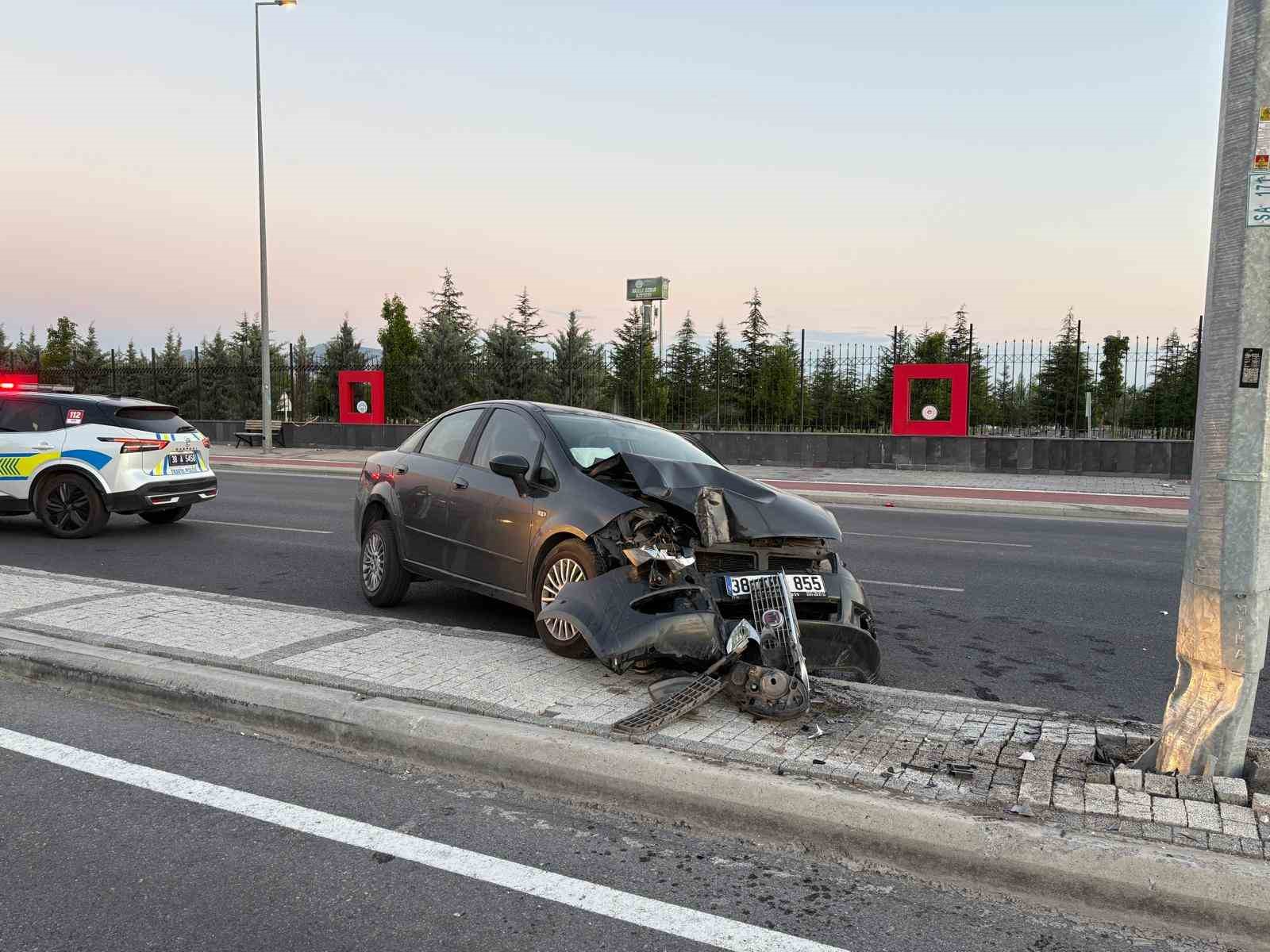 Kayseri’de otomobil aydınlatma direğine çarptı: 1 yaralı