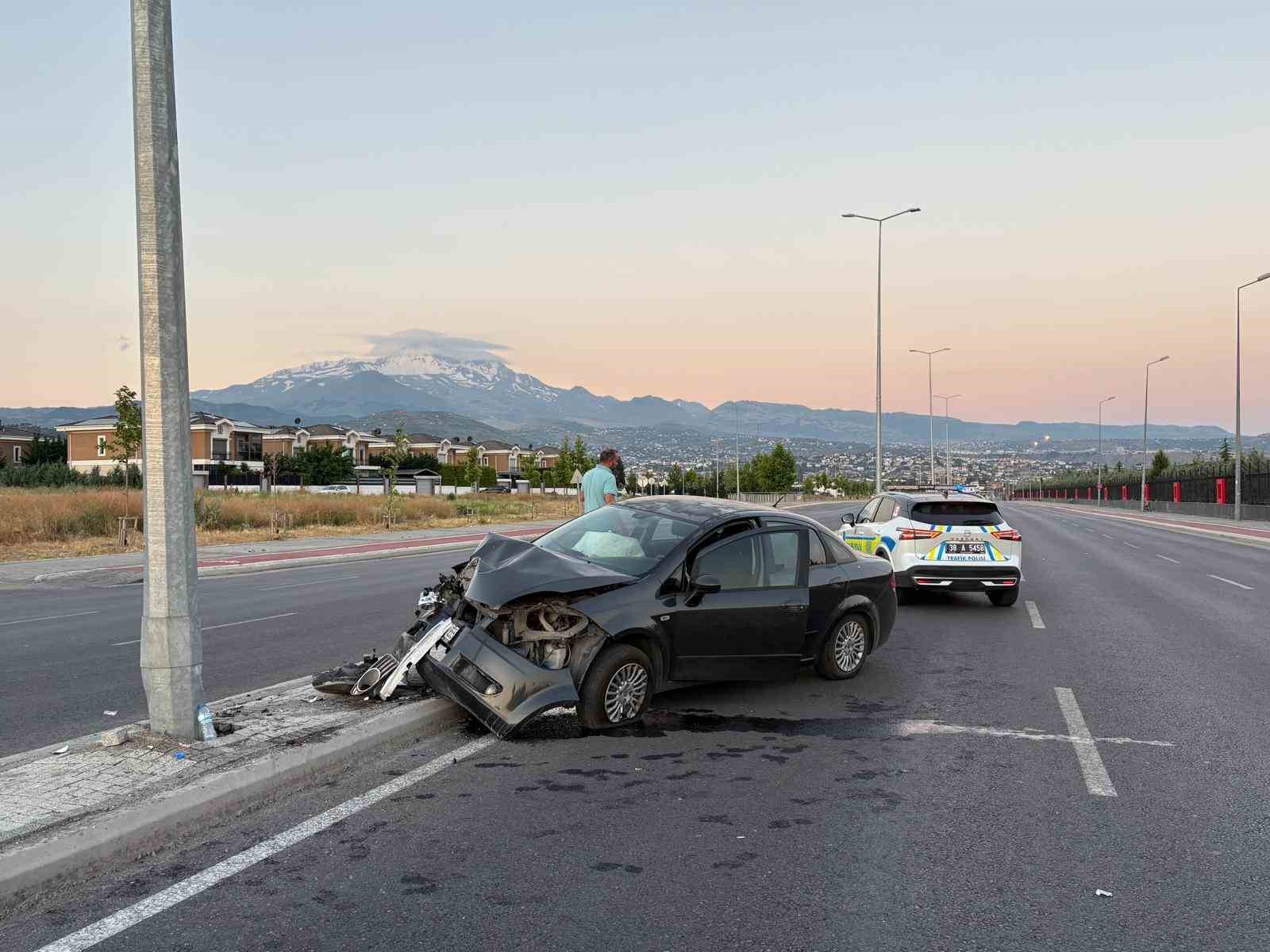 Kayseri’de otomobil aydınlatma direğine çarptı: 1 yaralı
