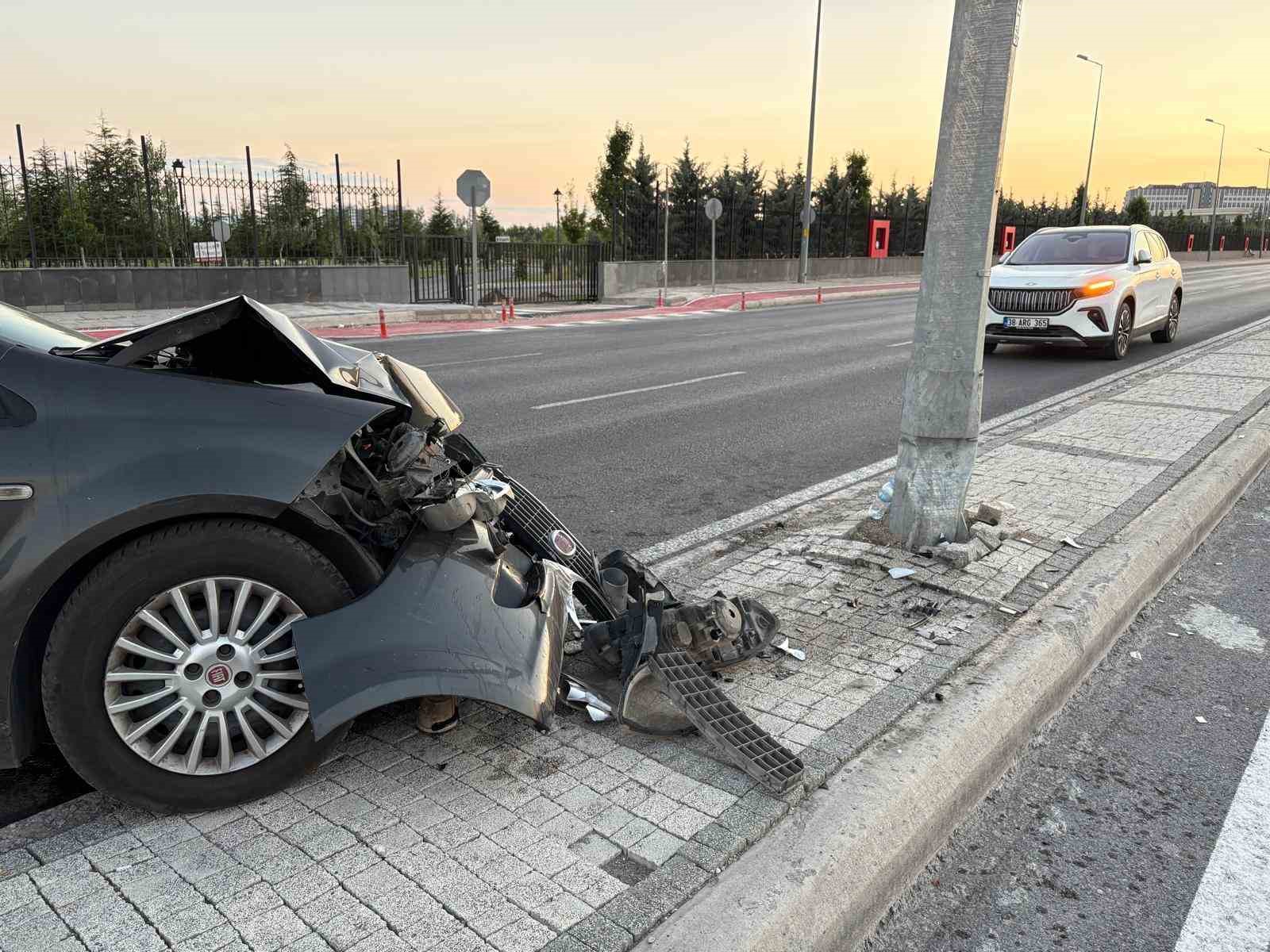 Kayseri’de otomobil aydınlatma direğine çarptı: 1 yaralı