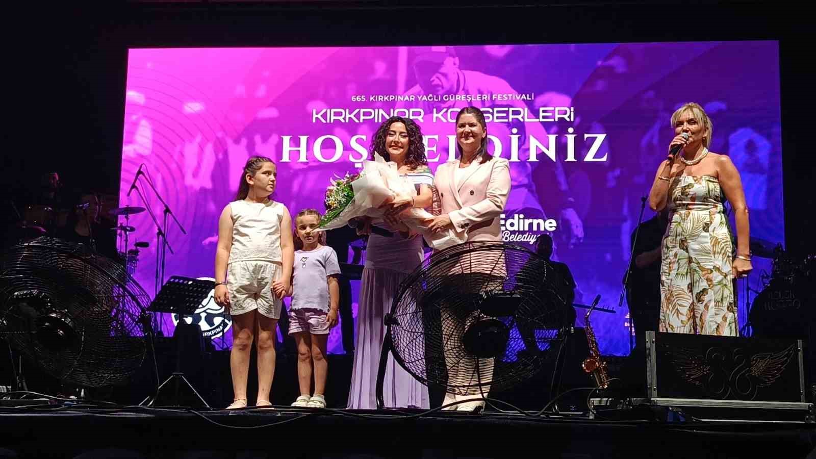 Edirne’de 665’inci Tarihi Kırkpınar Yağlı Güreş Festivali’nde Melek Mosso sahne aldı