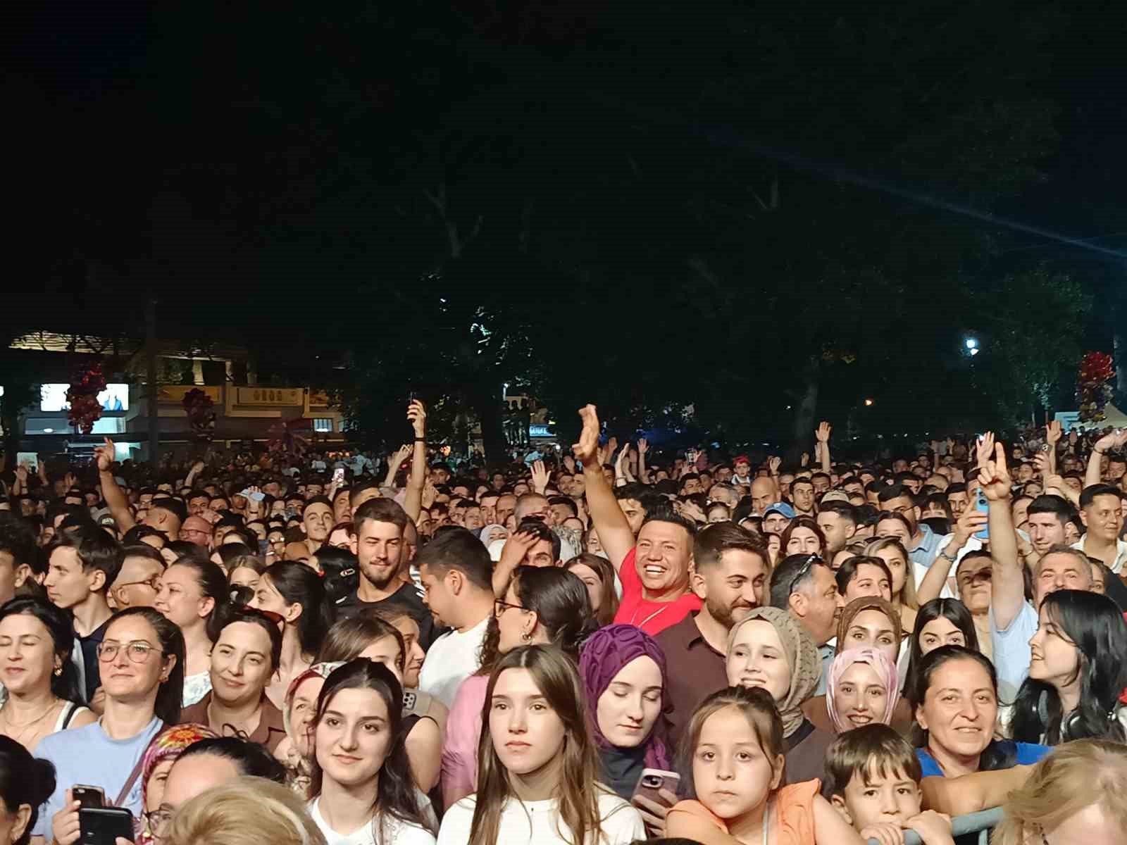 Edirne’de 665’inci Tarihi Kırkpınar Yağlı Güreş Festivali’nde Melek Mosso sahne aldı