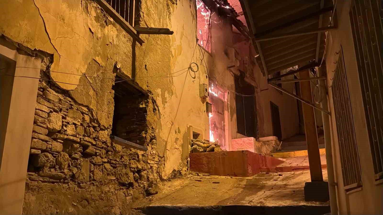Kuşadası’nda gece yarısı korkutan yangın: Yanlış parklar itfaiyeyi geciktirdi