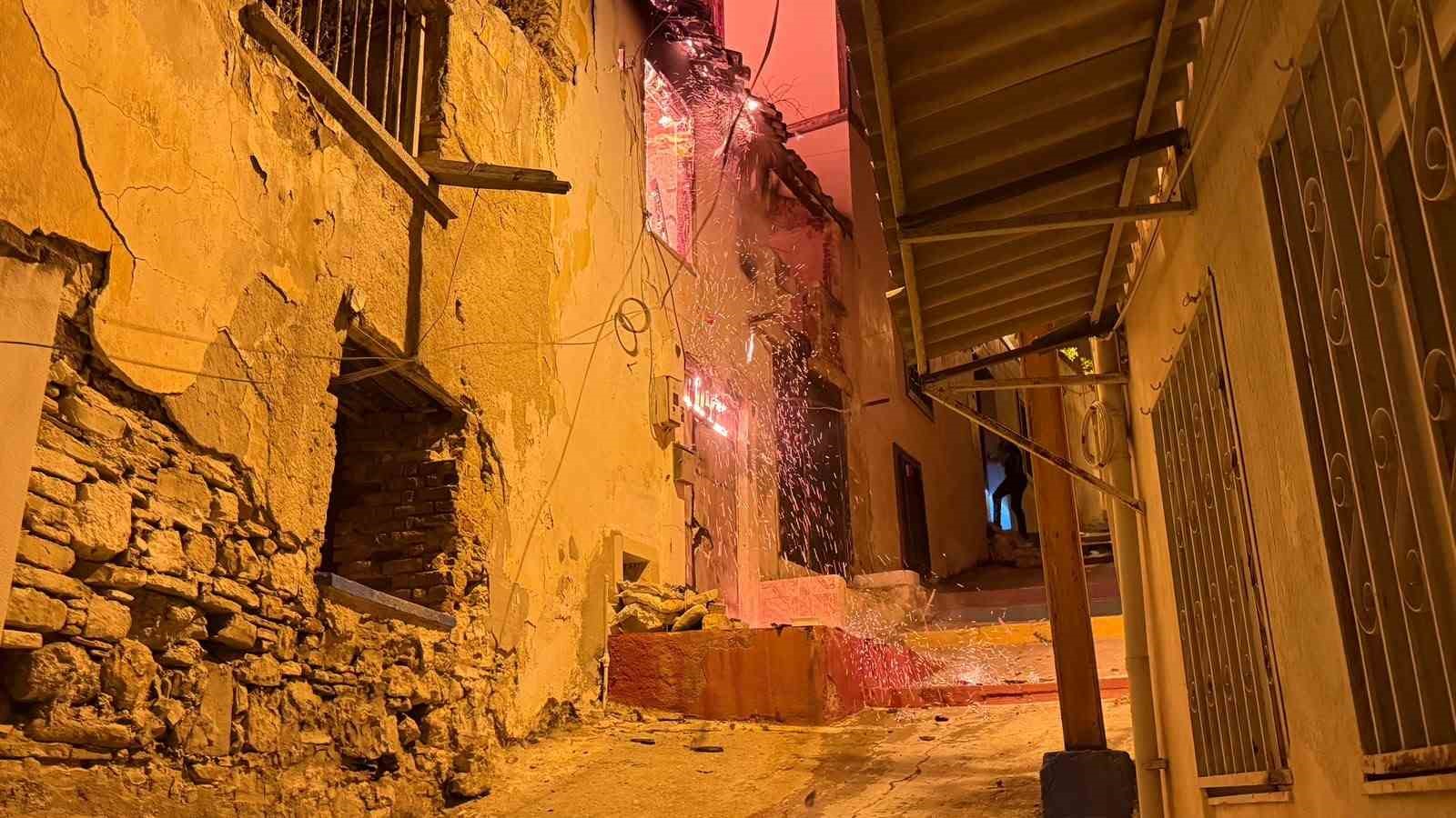 Kuşadası’nda gece yarısı korkutan yangın: Yanlış parklar itfaiyeyi geciktirdi