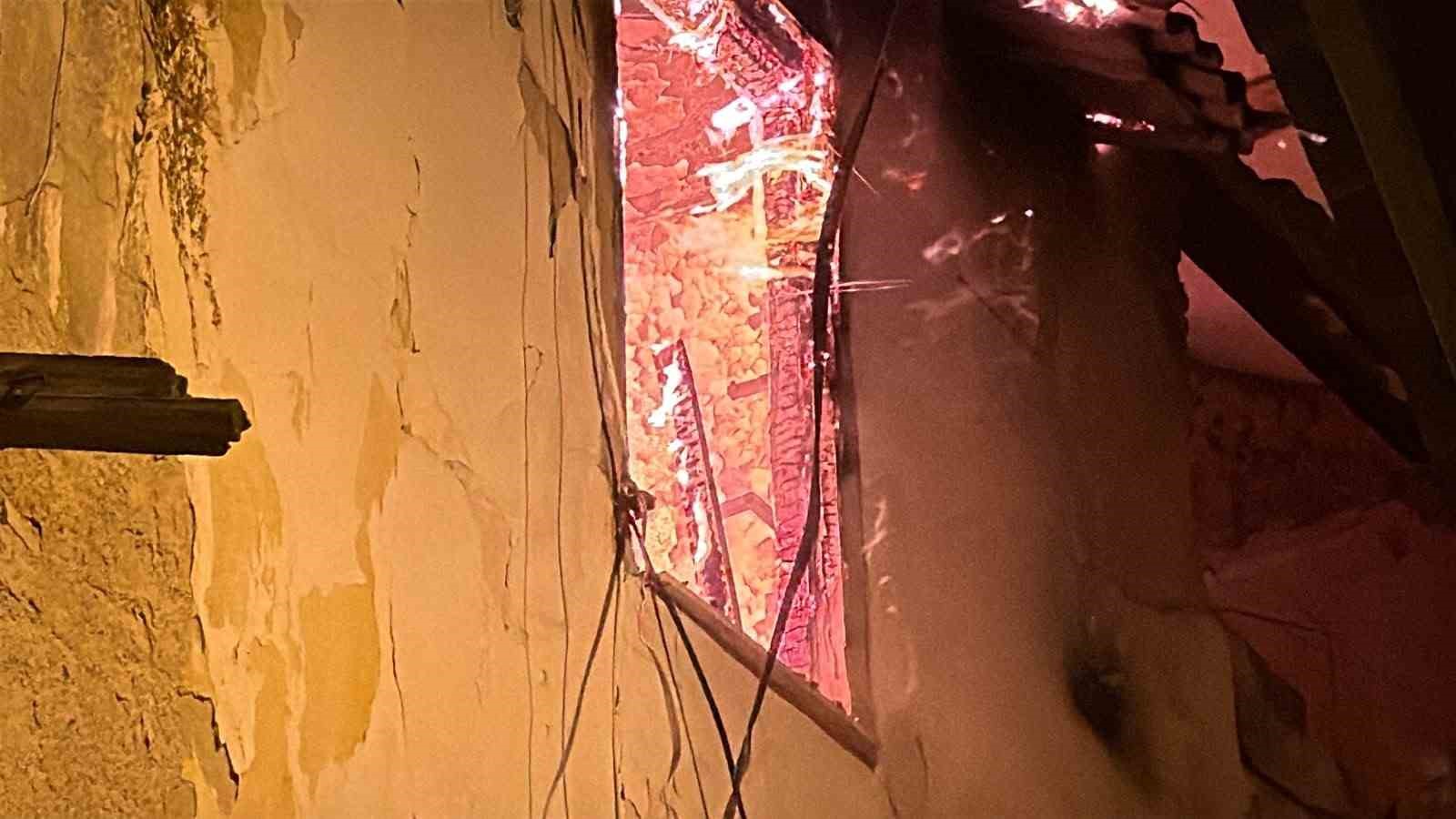 Kuşadası’nda gece yarısı korkutan yangın: Yanlış parklar itfaiyeyi geciktirdi
