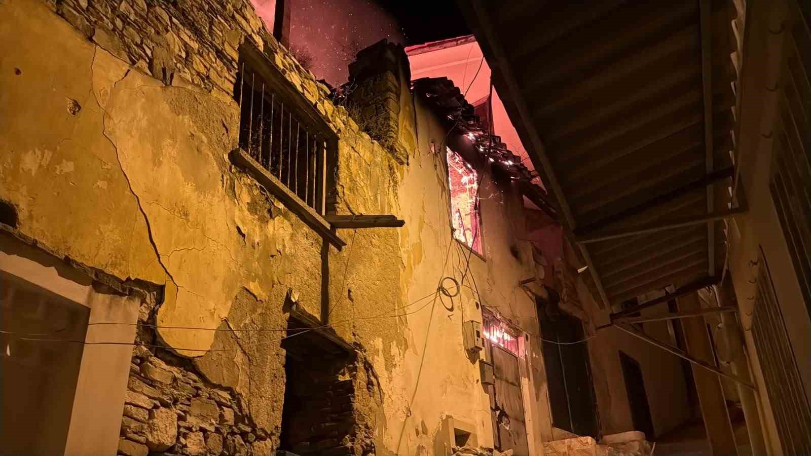 Kuşadası’nda gece yarısı korkutan yangın: Yanlış parklar itfaiyeyi geciktirdi