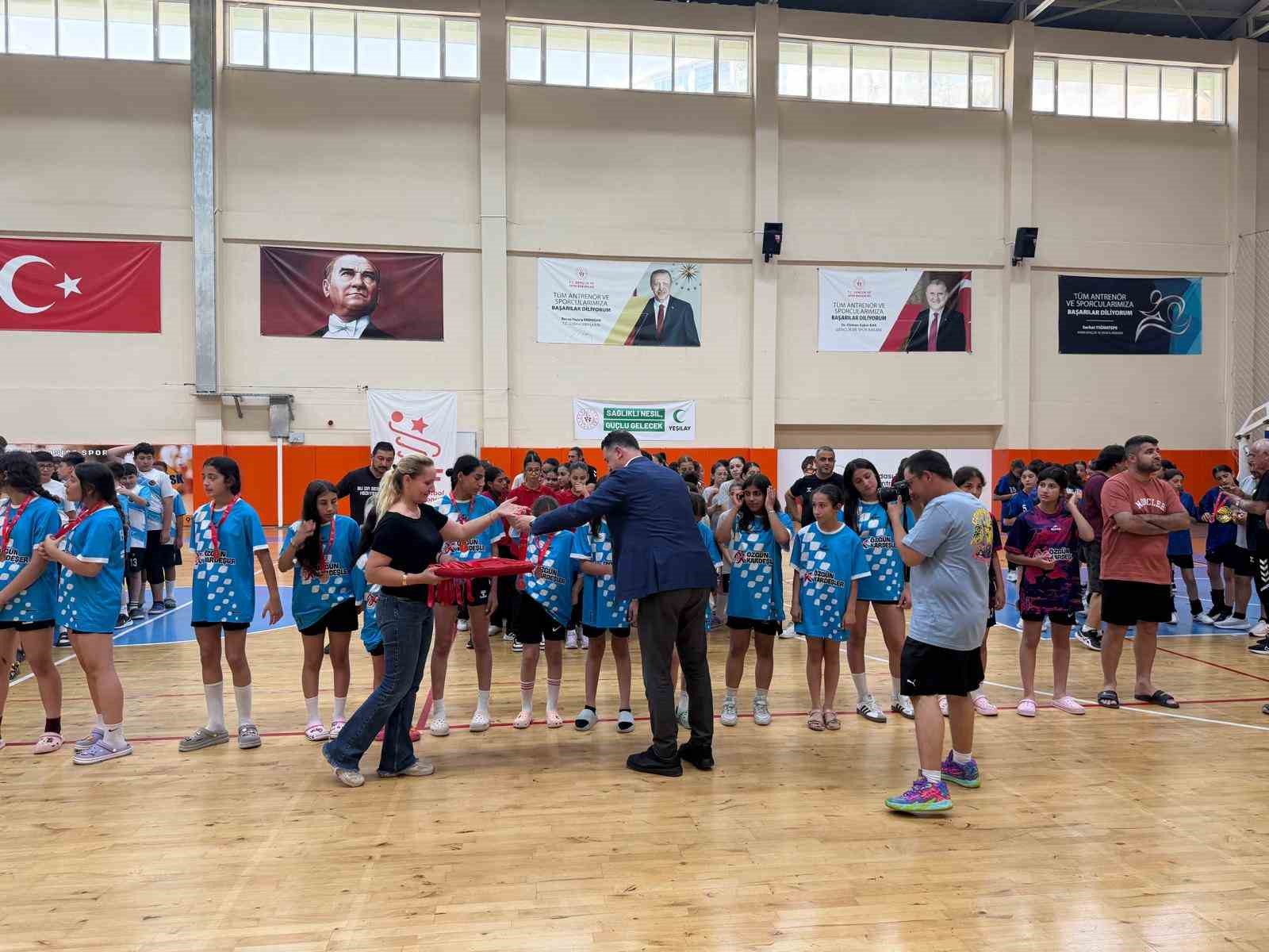 Minikler Hentbol Türkiye Şampiyonası Kuşadası’nda tamamlandı
