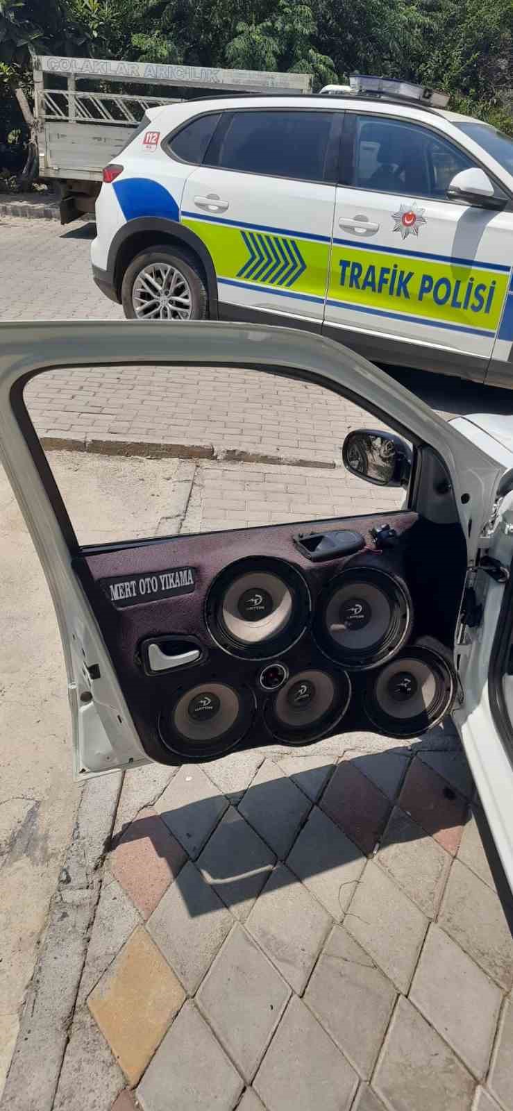 Yüksek sesle müzik açan 2 sürücüye toplam 246 bin 898 TL ceza