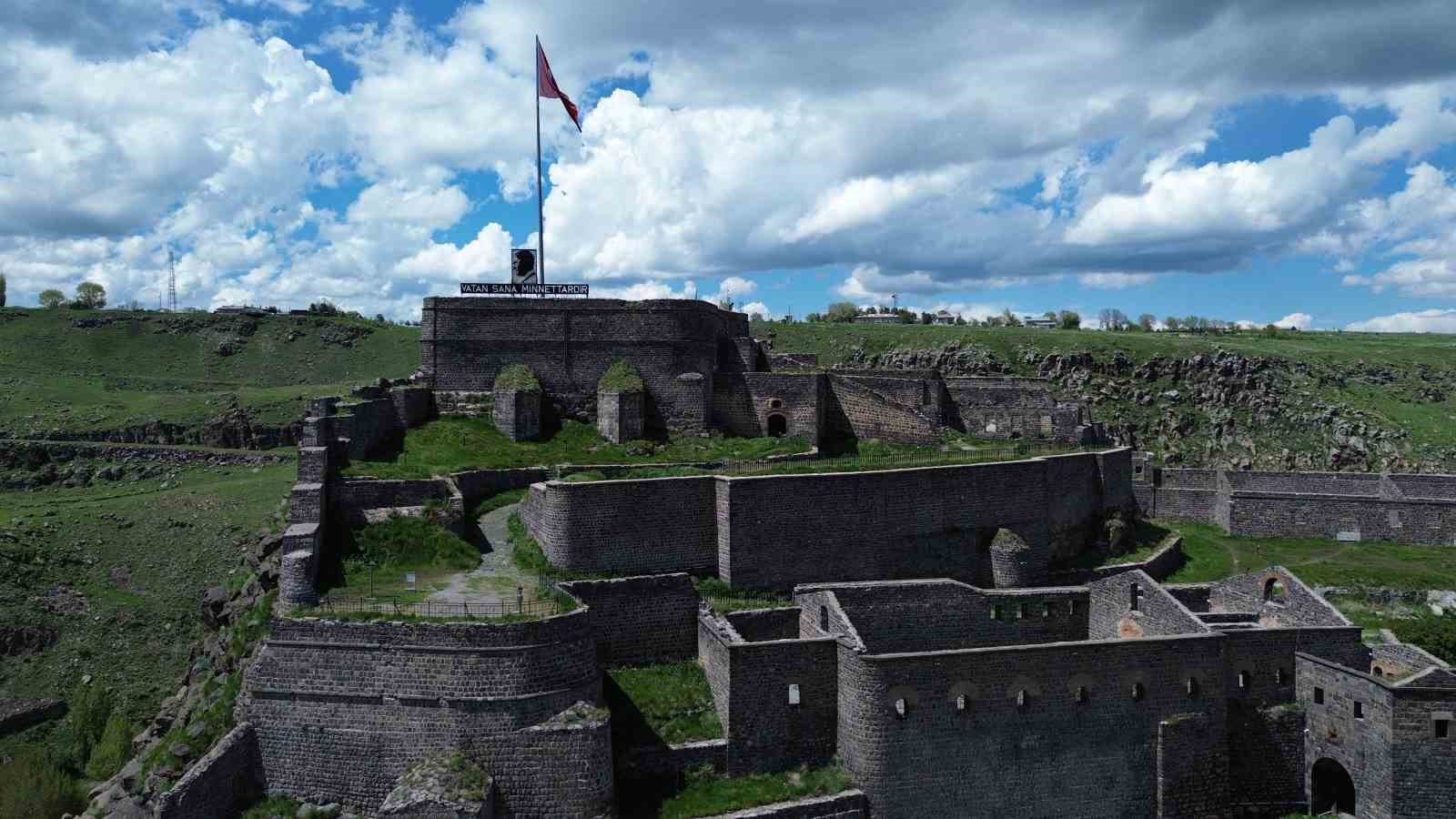 Kars Kalesi UNESCO Dünya Miras Listesi’ne alınmayı bekliyor