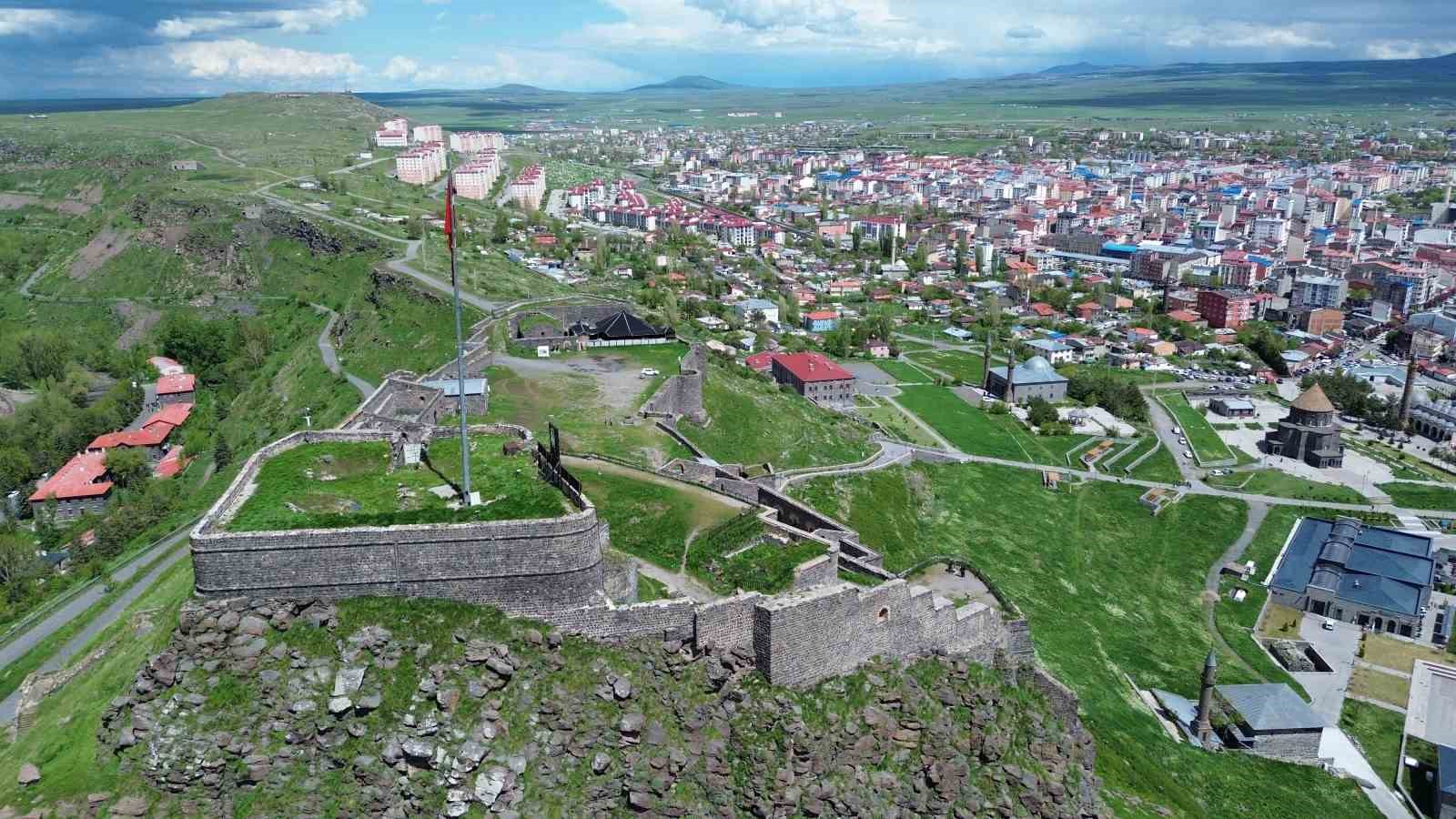 Kars Kalesi UNESCO Dünya Miras Listesi’ne alınmayı bekliyor