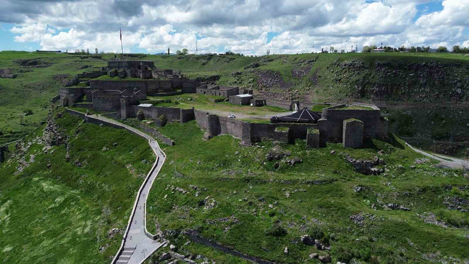 Kars Kalesi UNESCO Dünya Miras Listesi’ne alınmayı bekliyor