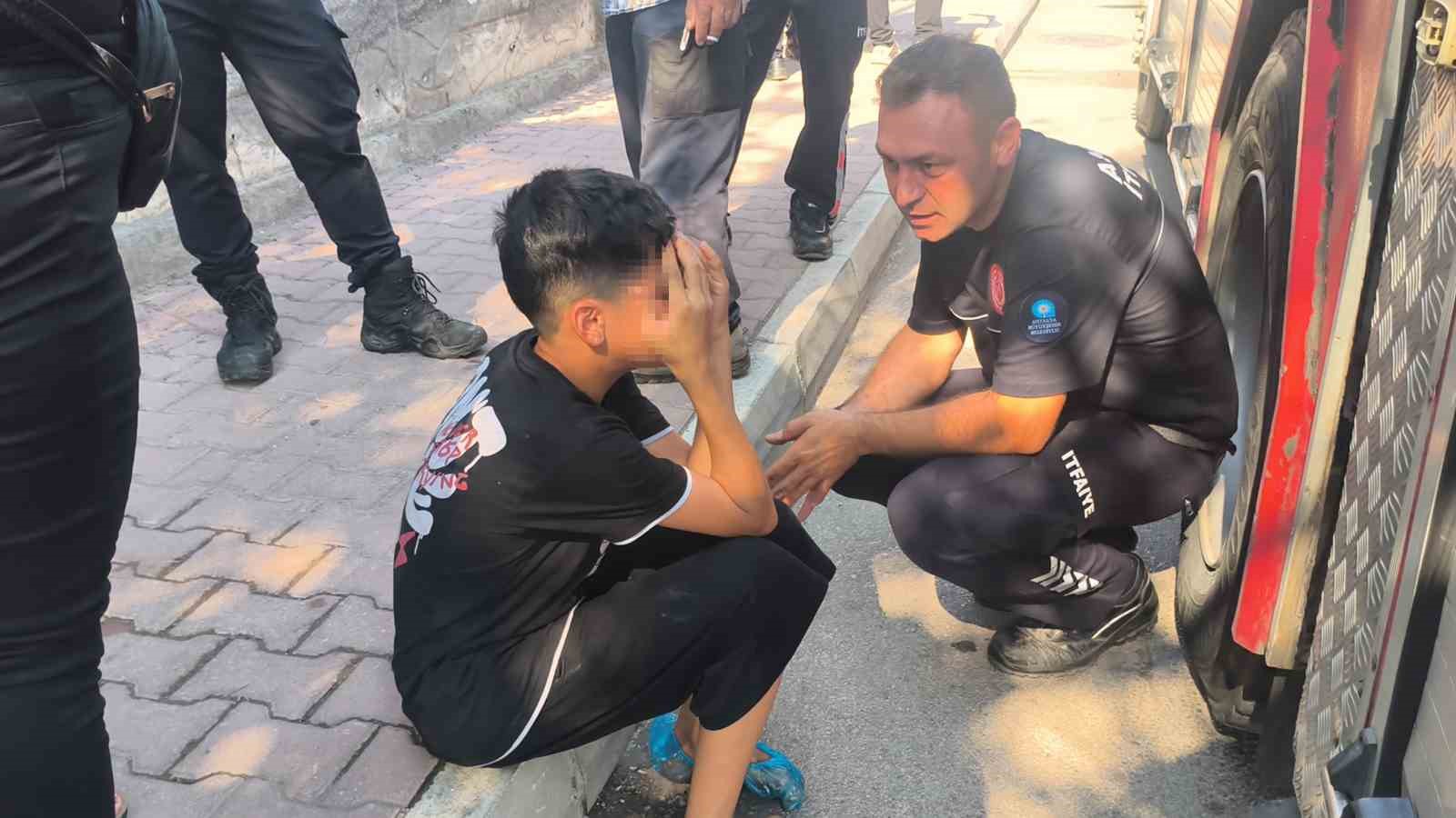 İtfaiye erleri yangından kurtulan çocuğu yalnız bırakmadı: "Allah çocuğumu korumuş"
