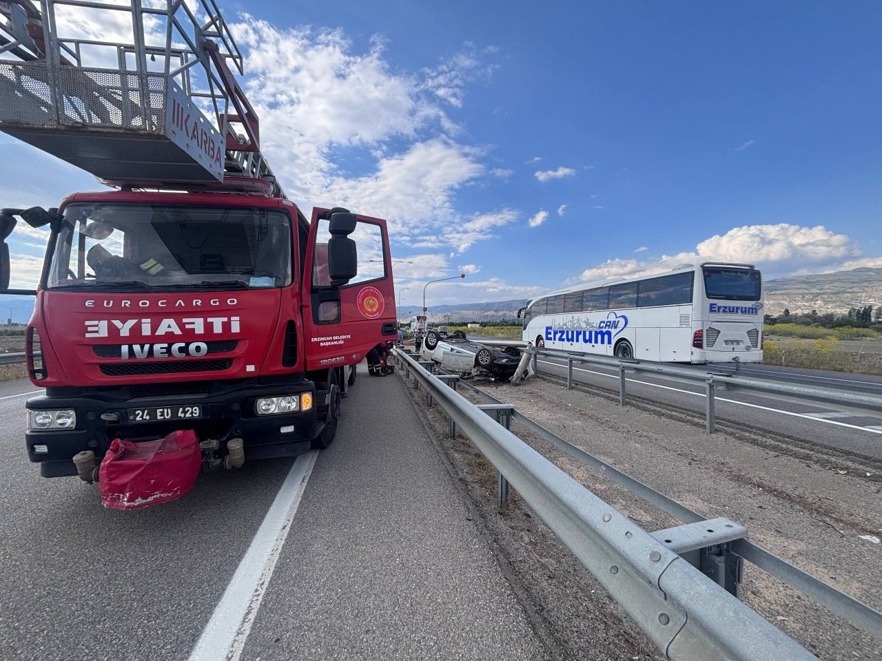 Erzincan’da ters dönen otomobilin sürücüsü kazayı yara almadan atlattı