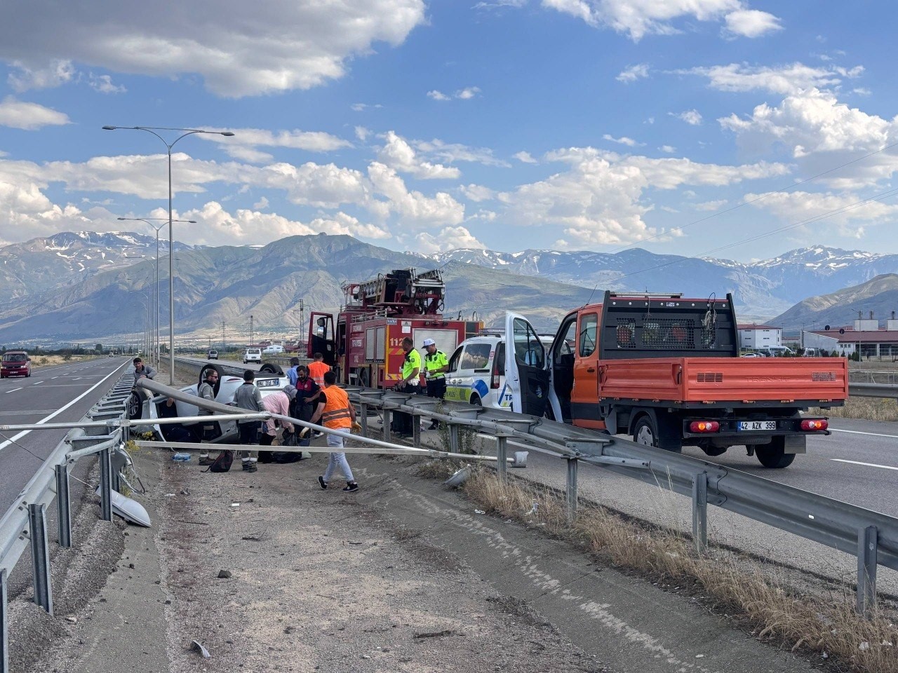 Erzincan’da ters dönen otomobilin sürücüsü kazayı yara almadan atlattı