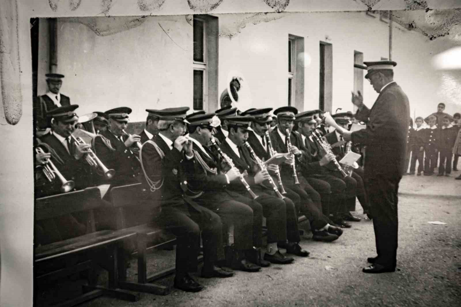 İzmir’in tarihine 83 yıldır "müzikle" tanıklık ediyorlar