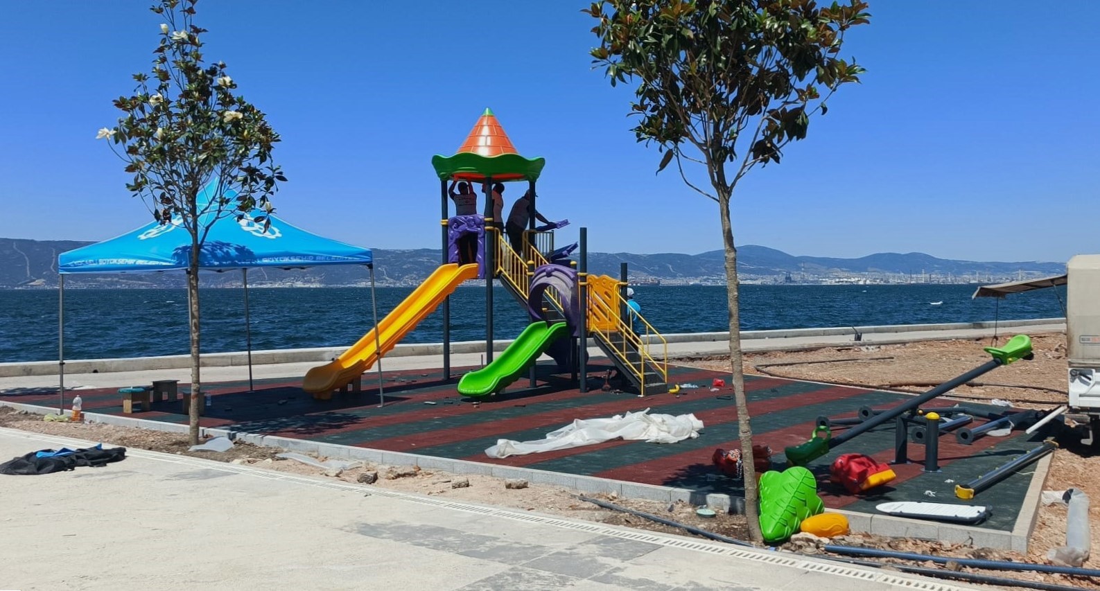 Gölcük Ulaşlı Sahili’ne yeni çocuk oyun alanı inşa ediliyor