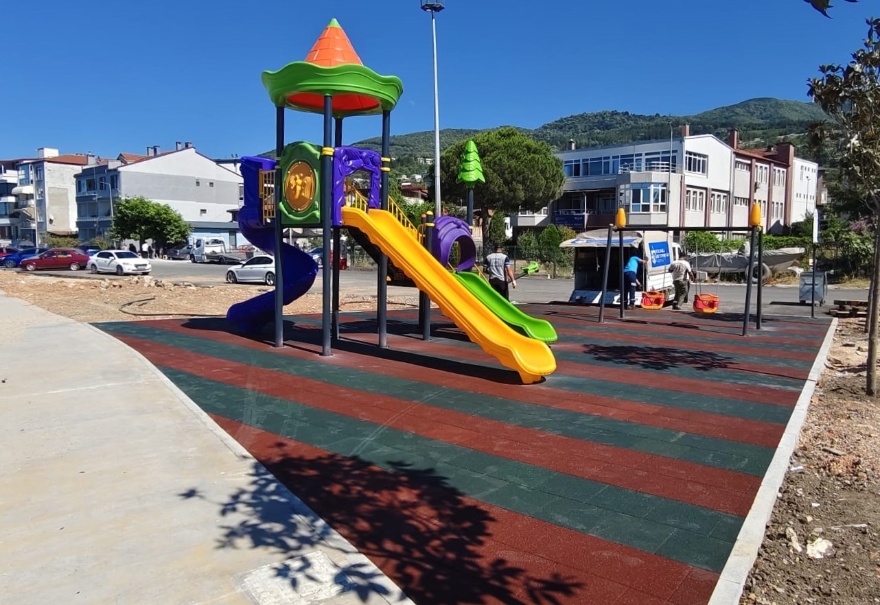 Gölcük Ulaşlı Sahili’ne yeni çocuk oyun alanı inşa ediliyor