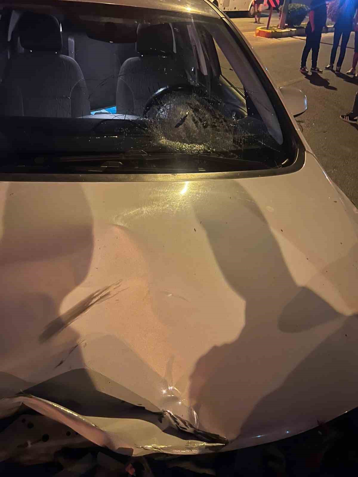 Otomobil ile motosiklet kafa kafaya çarpıştı