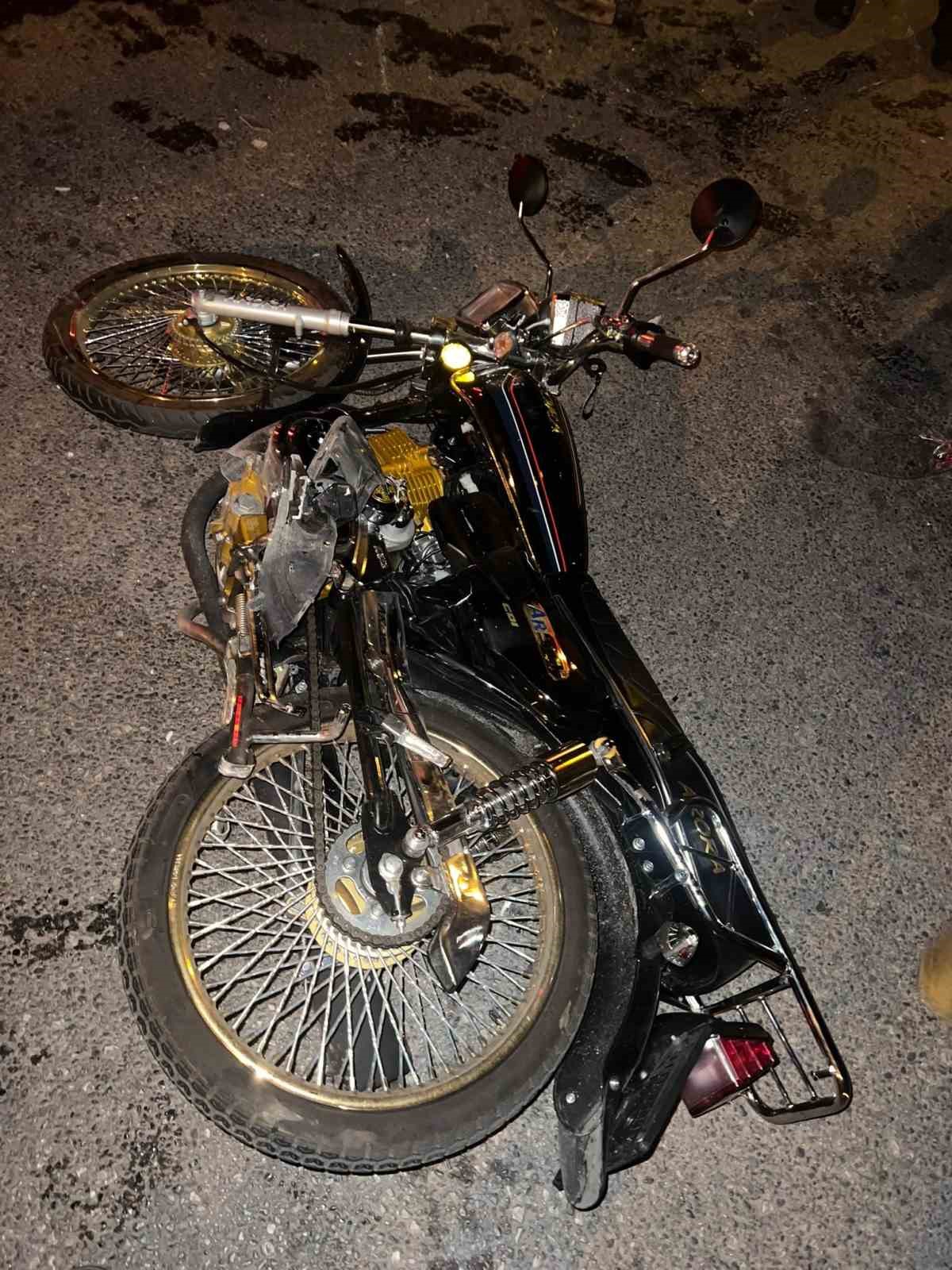 Otomobil ile motosiklet kafa kafaya çarpıştı