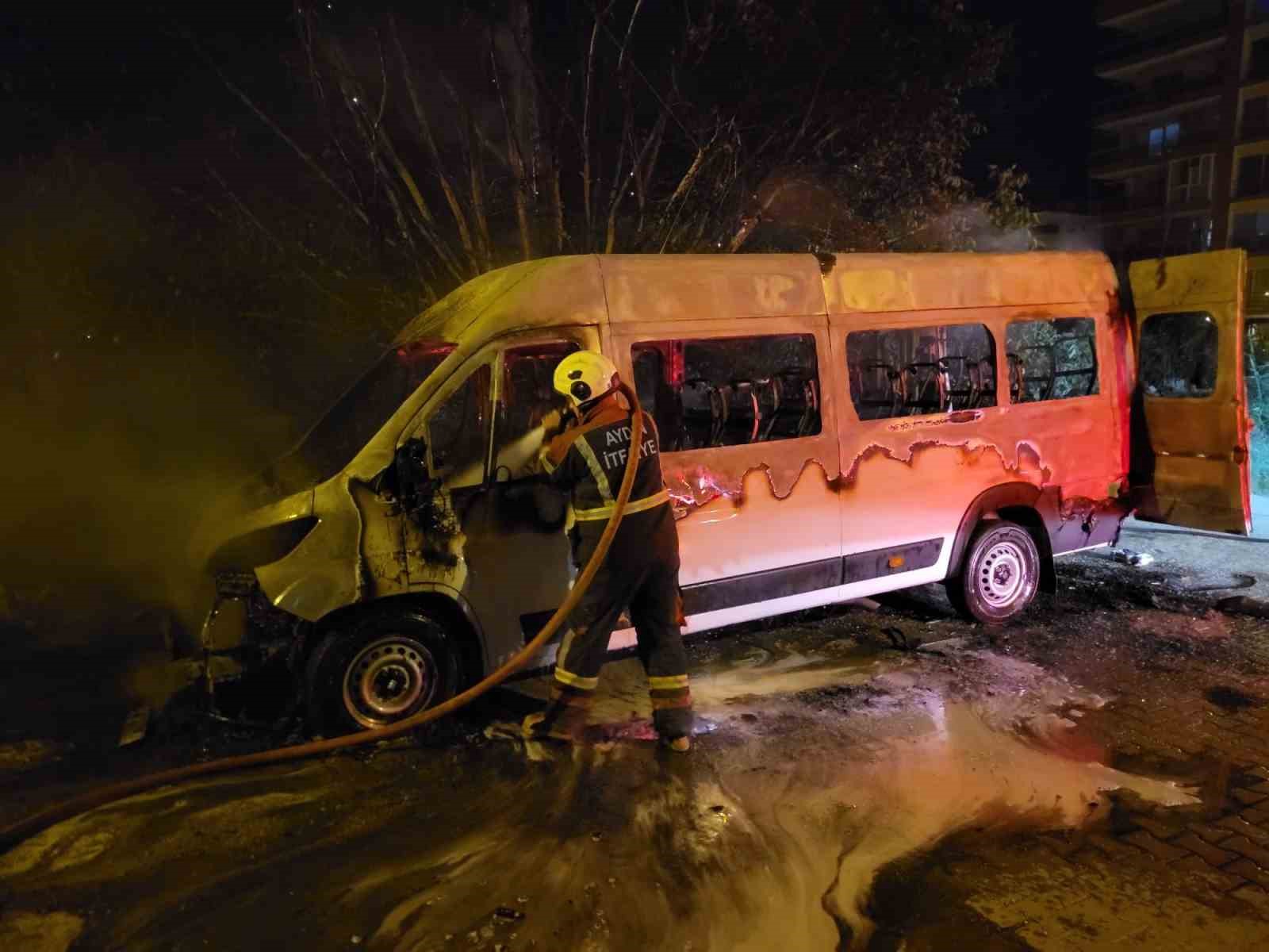 Minibüs alevlere teslim oldu