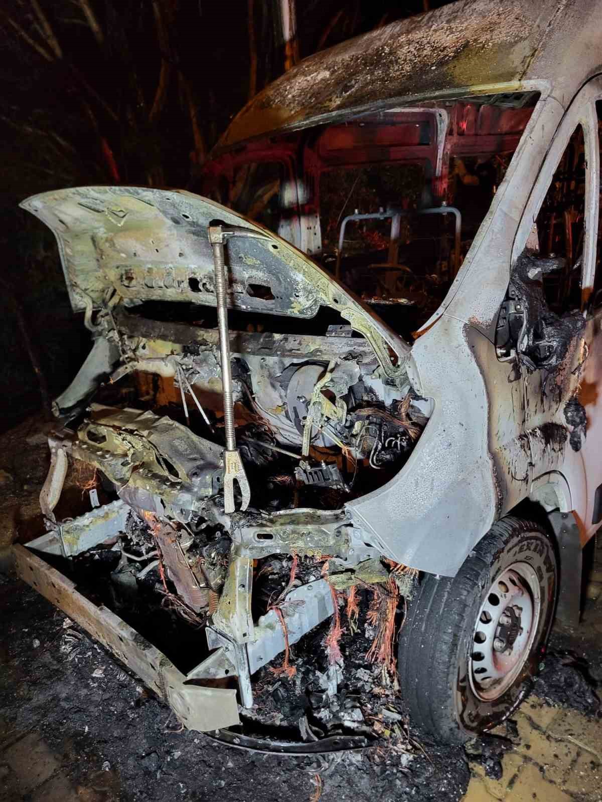 Minibüs alevlere teslim oldu