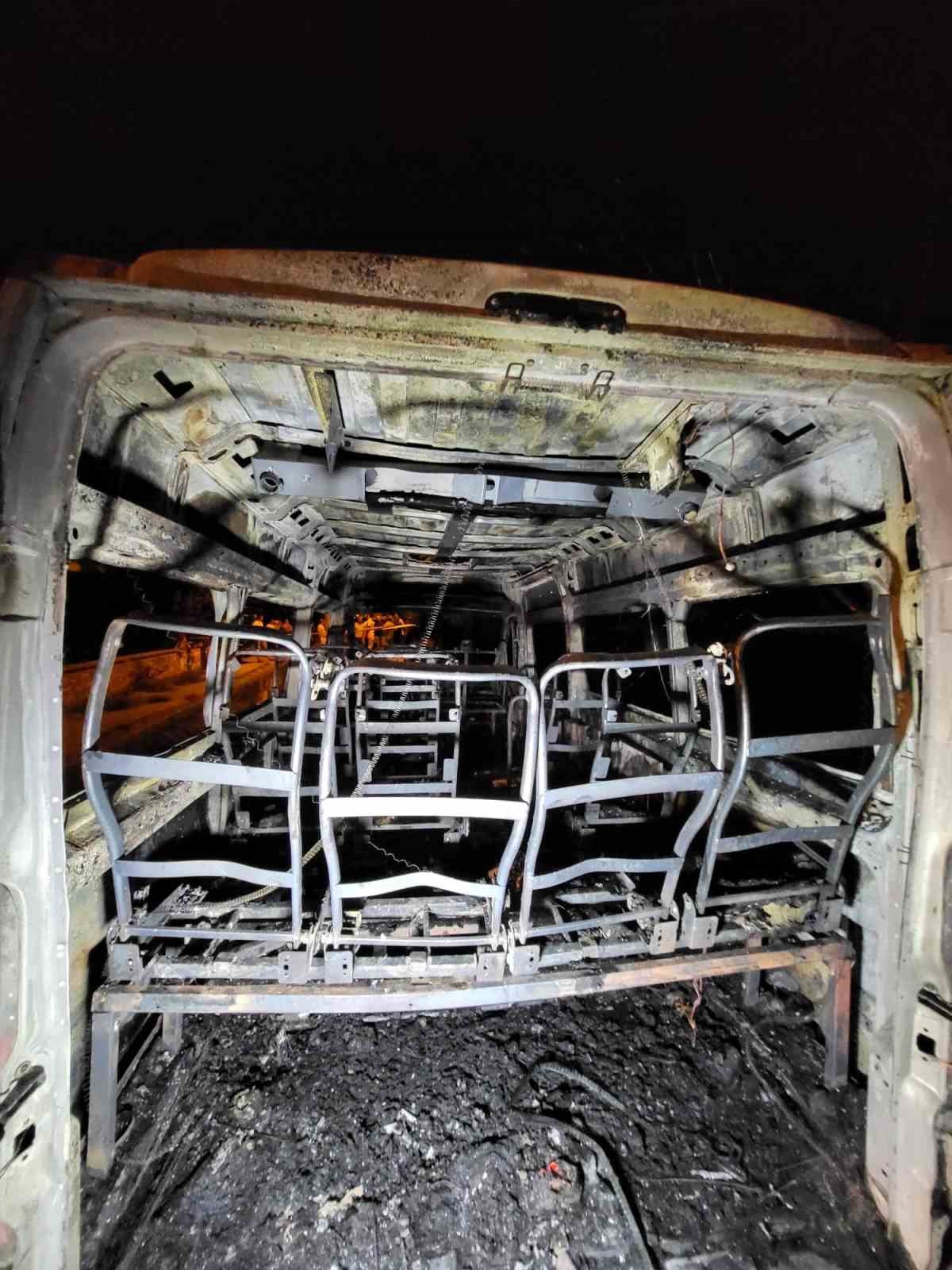 Minibüs alevlere teslim oldu