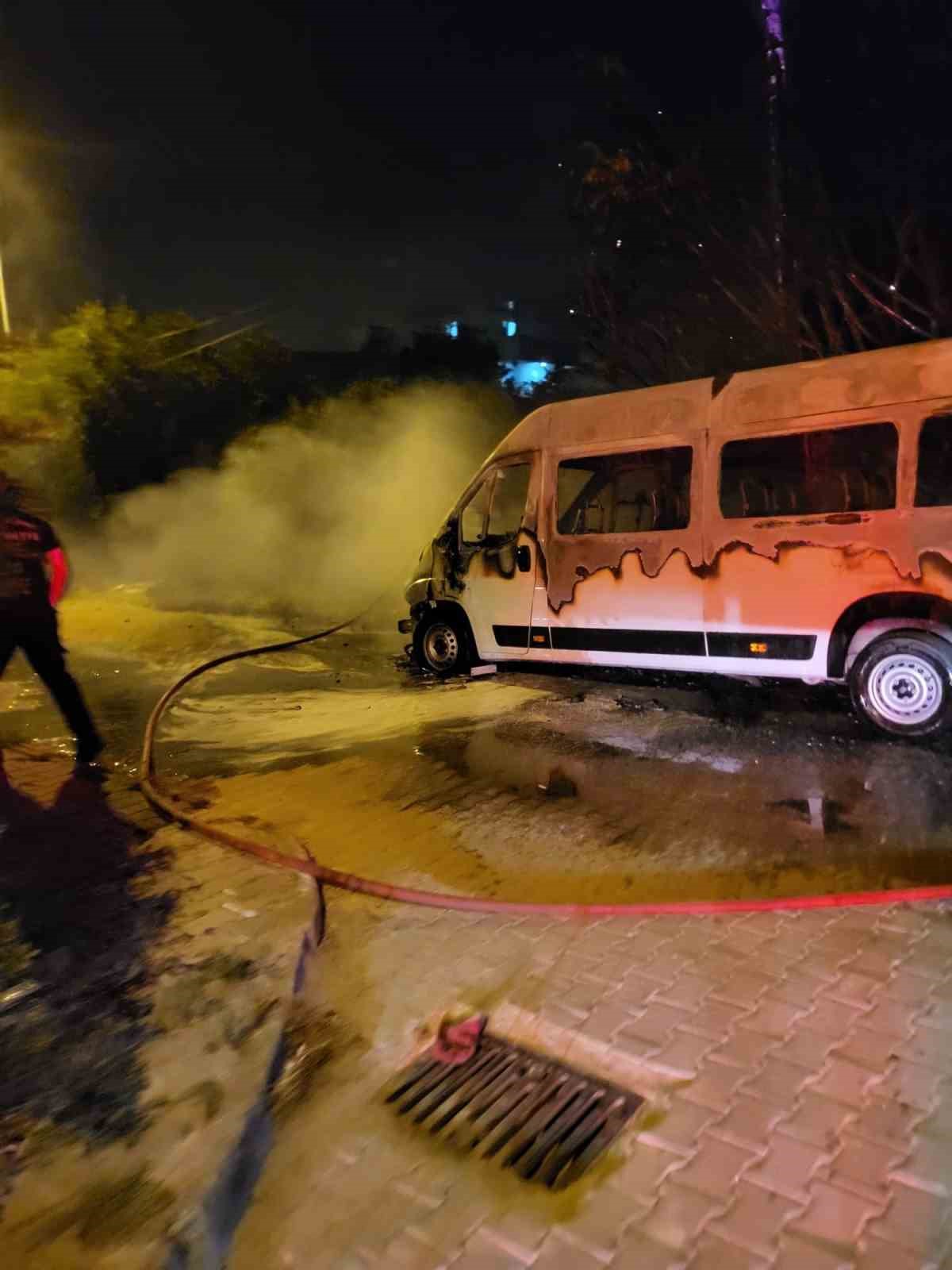 Minibüs alevlere teslim oldu