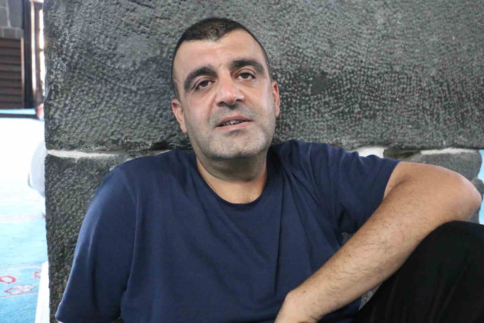 Diyarbakır’da turistler sıcak havadan korunmak için camilere sığındı