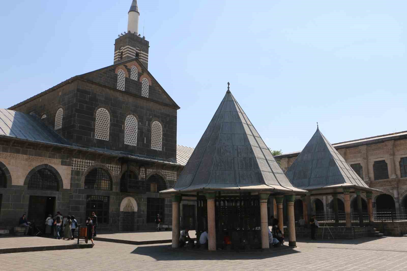 "Peygamberler Şehri Diyarbakır" kitabı okuyucuyla buluşuyor