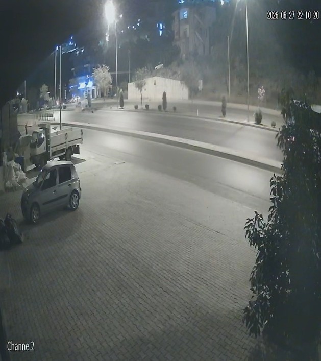 Tur otobüsünün sıkıştırdığını iddia ettiği motosiklet sürücüsü ağır yaralandı