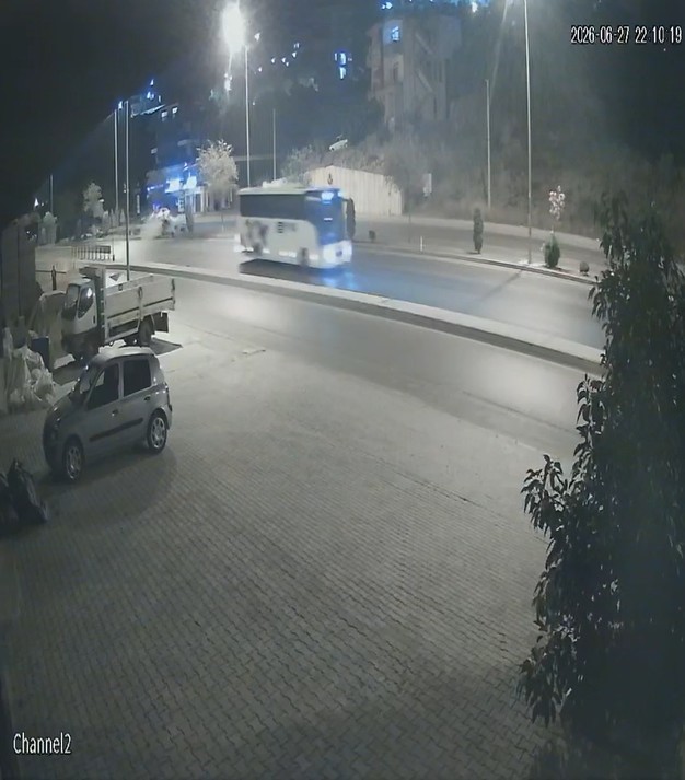 Tur otobüsünün sıkıştırdığını iddia ettiği motosiklet sürücüsü ağır yaralandı