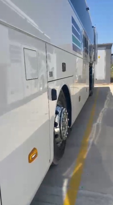 Tur otobüsünün sıkıştırdığını iddia ettiği motosiklet sürücüsü ağır yaralandı