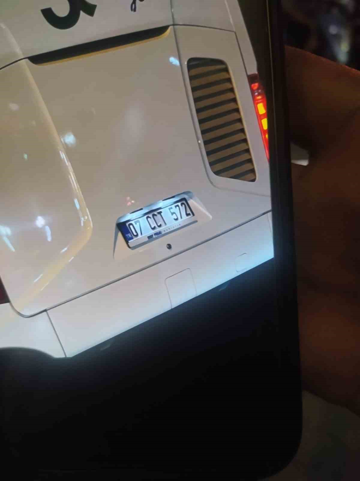 Tur otobüsünün sıkıştırdığını iddia ettiği motosiklet sürücüsü ağır yaralandı