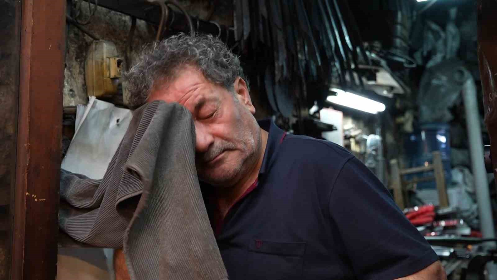 Demir ustalarının zorlu yaz mesaisi devam ediyor