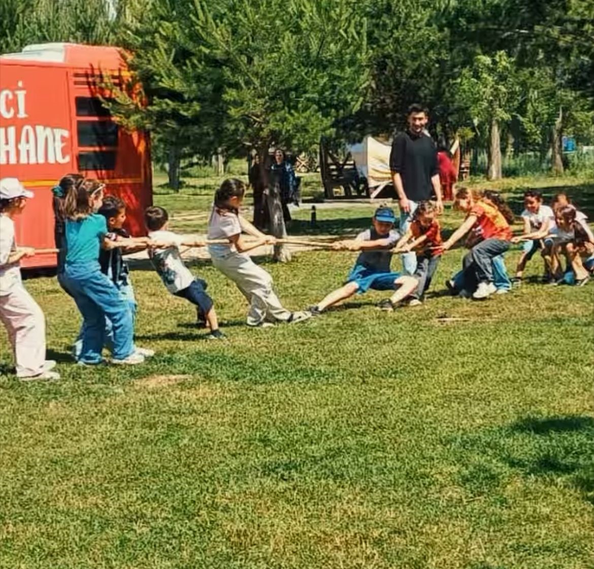 ‘Gezici Kütüphane’ Yenişehir Parkı’nda çocuklarla buluştu