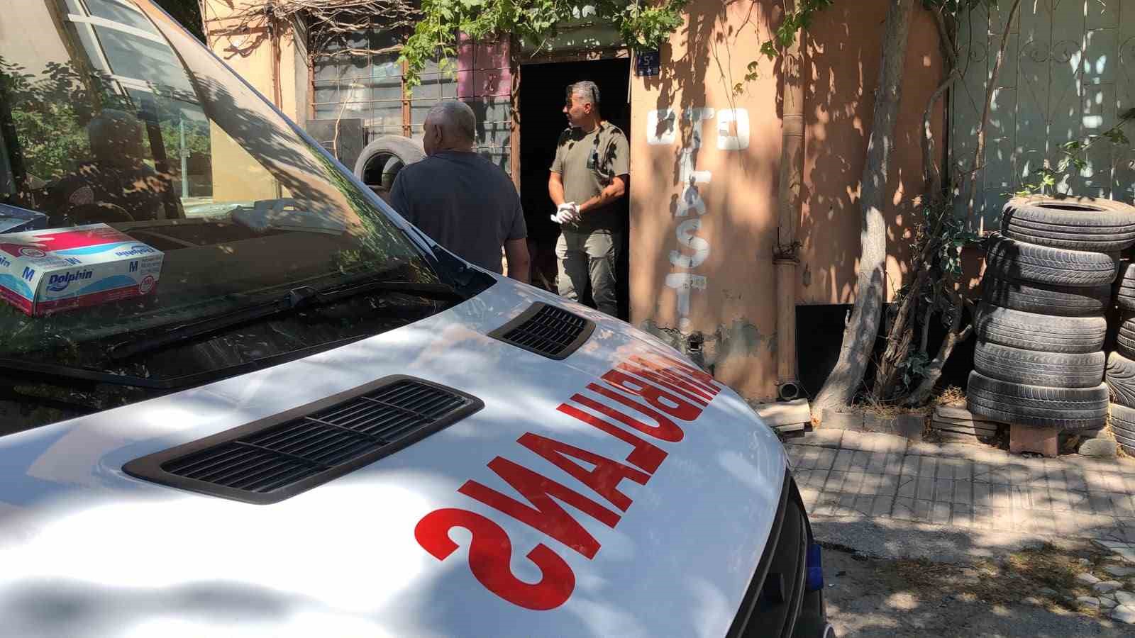 Uyuyor zannettikleri adamın öldüğü ortaya çıktı