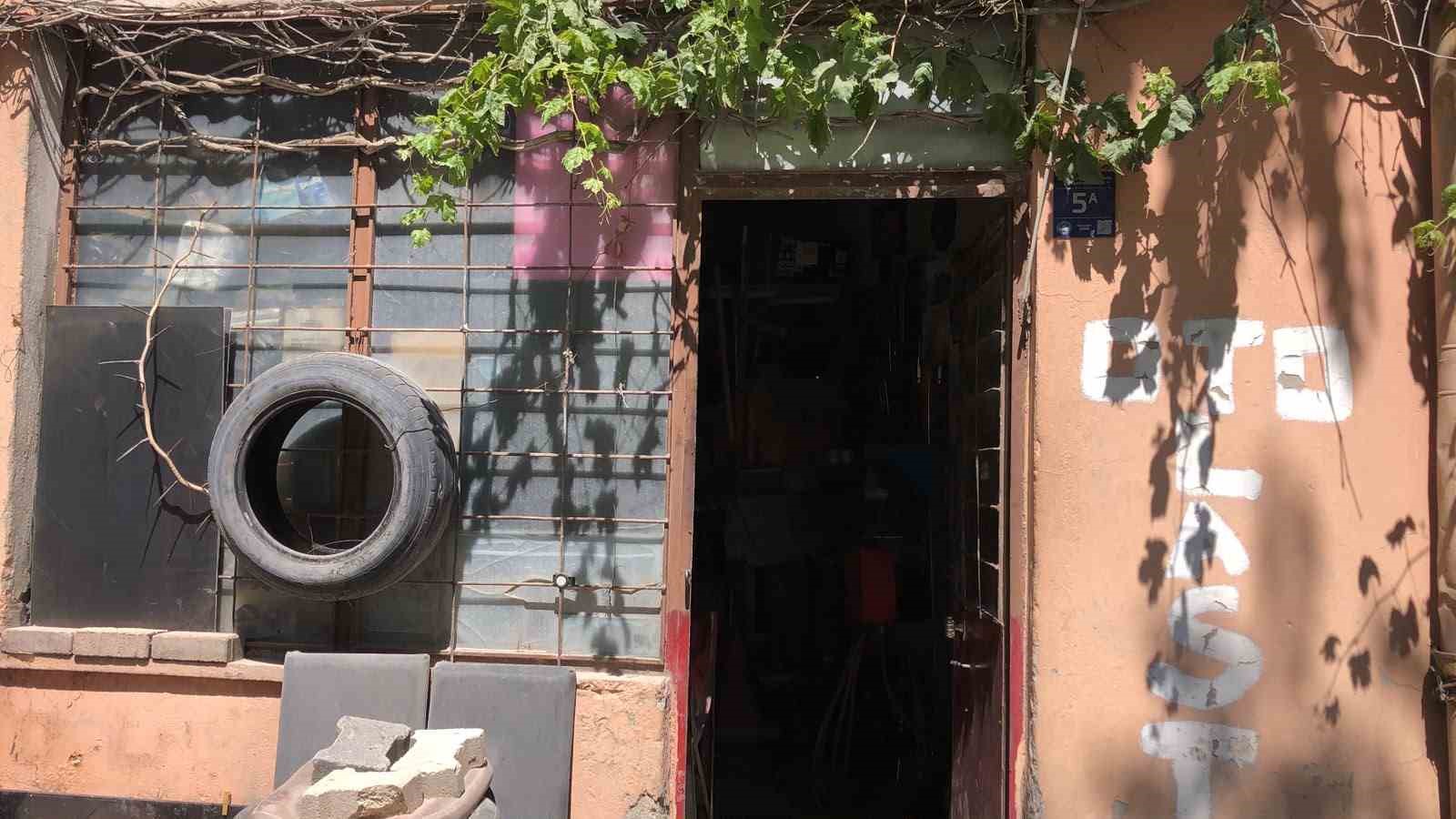 Uyuyor zannettikleri adamın öldüğü ortaya çıktı
