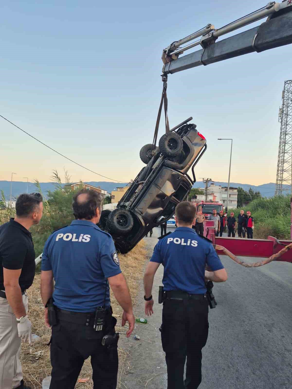 Dereye uçan arazi taşıtındaki 2 genç hayatını kaybetti, 1 yaralı