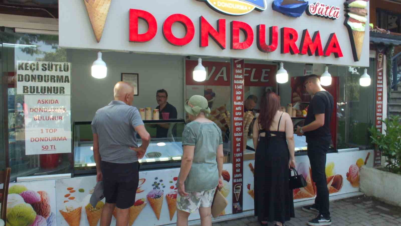 Balıkesir’de askıda dondurma uygulaması devam ediyor