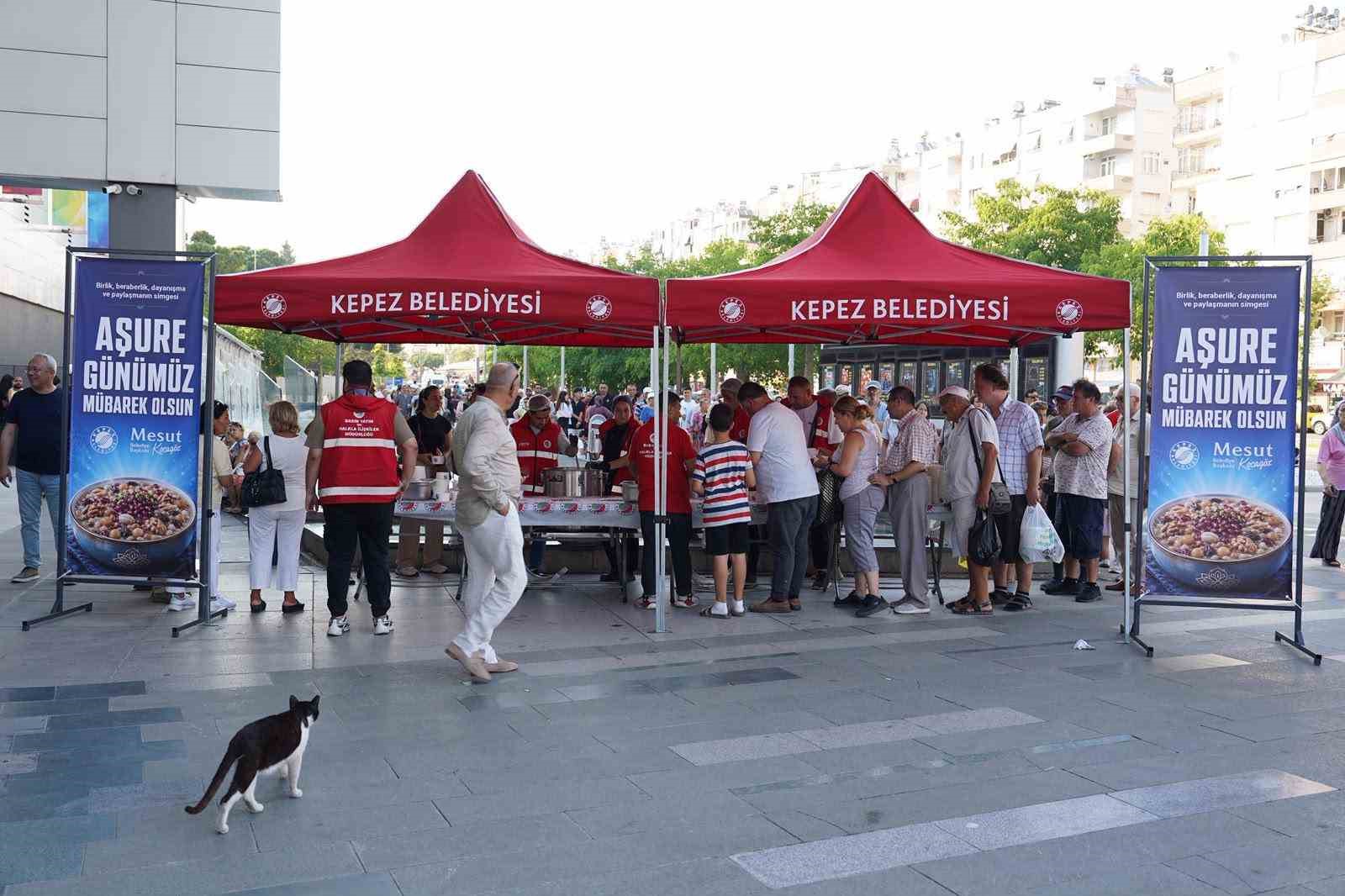 Başkan Kocagöz aşure bereketini vatandaşlarla paylaştı