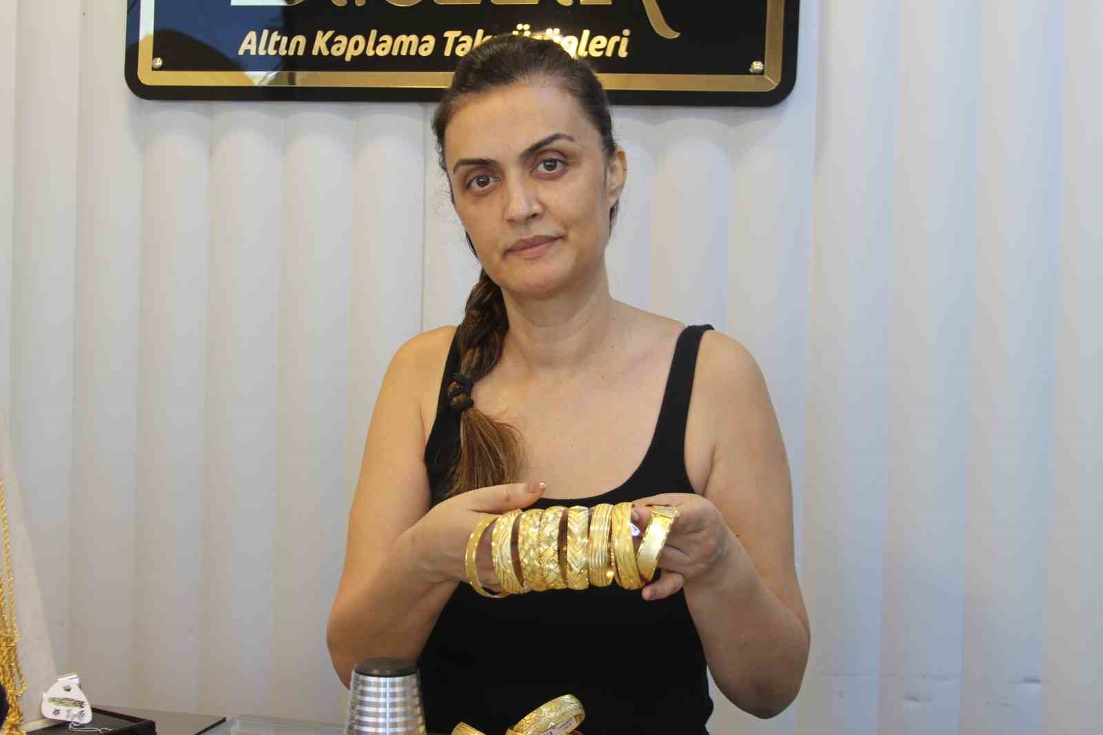 Sürünerek girdiği mağazadan bilezikleri çaldı: 1 milyon TL zarar verdi