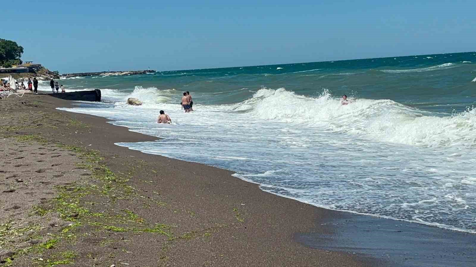 Akçakoca’da olumsuz hava şartları nedeniyle denize girmek yasaklandı