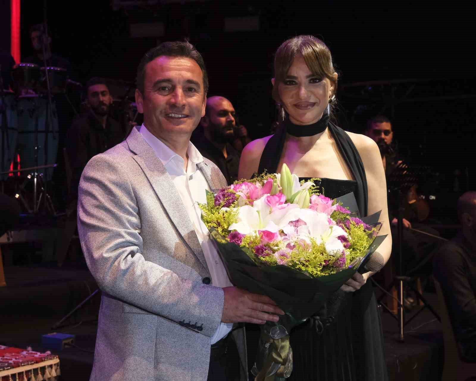 Festivalde sahne alan sanatçılar hayran bıraktı
