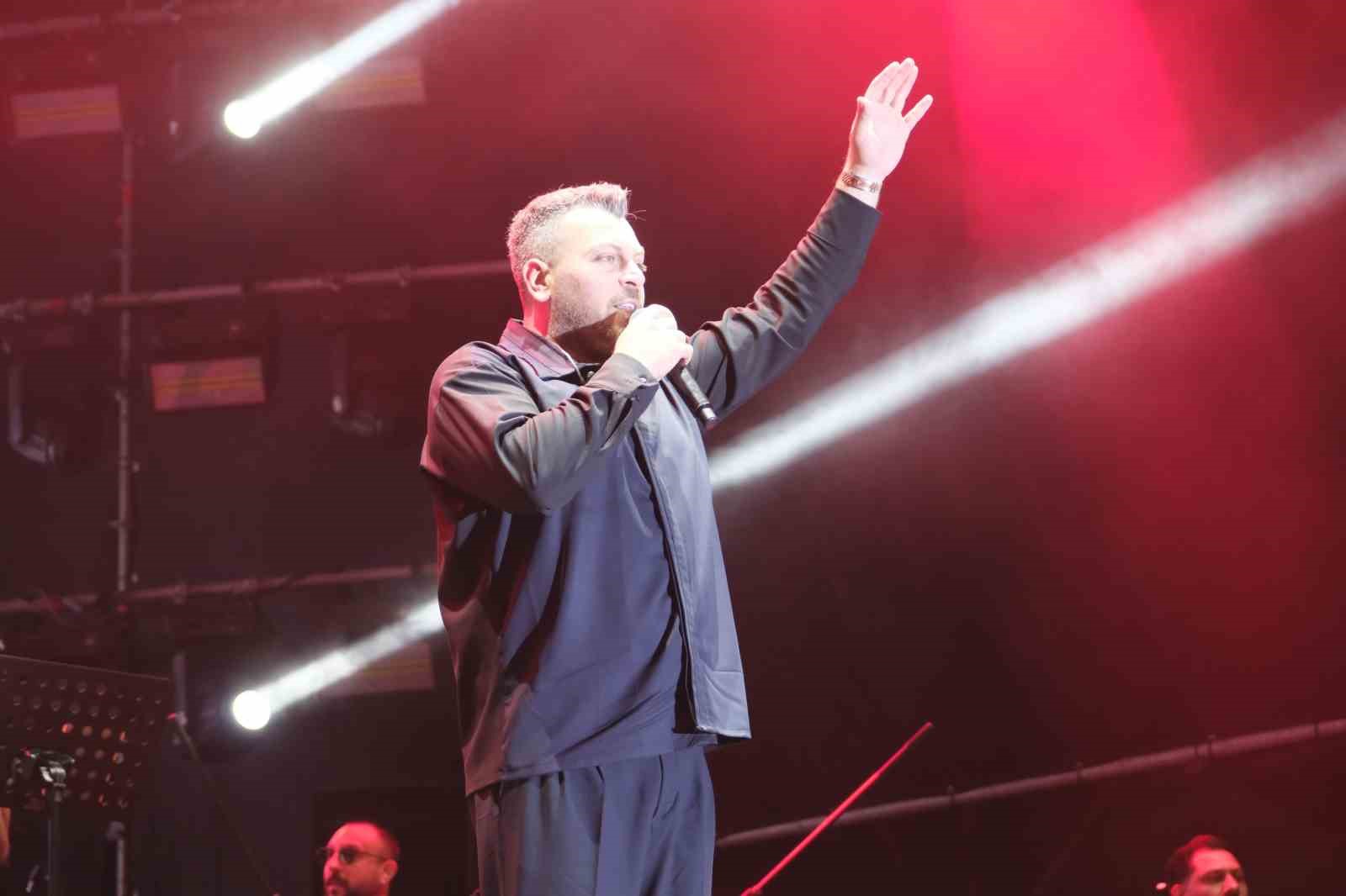 Festivalde sahne alan sanatçılar hayran bıraktı