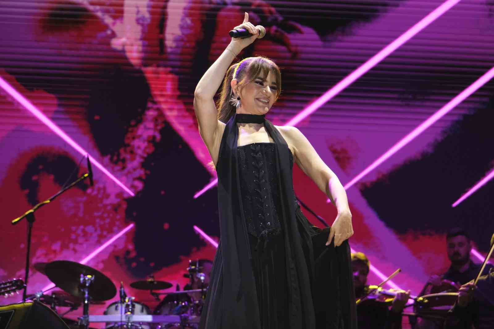 Festivalde sahne alan sanatçılar hayran bıraktı