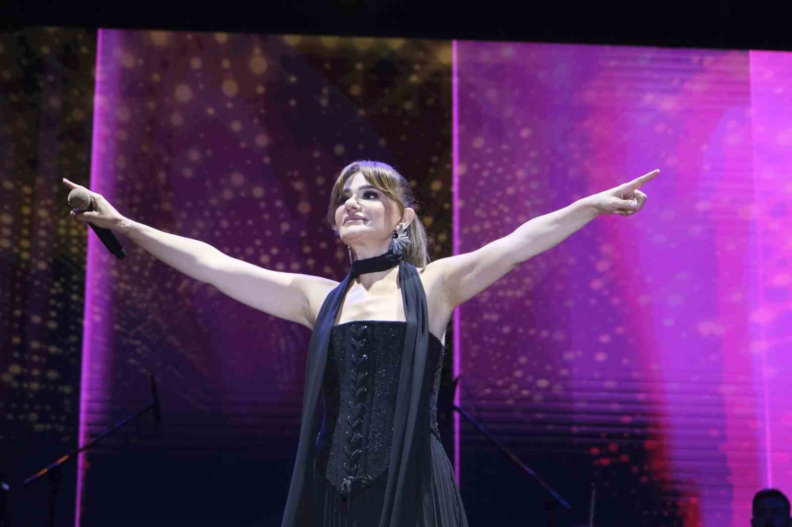 Festivalde sahne alan sanatçılar hayran bıraktı