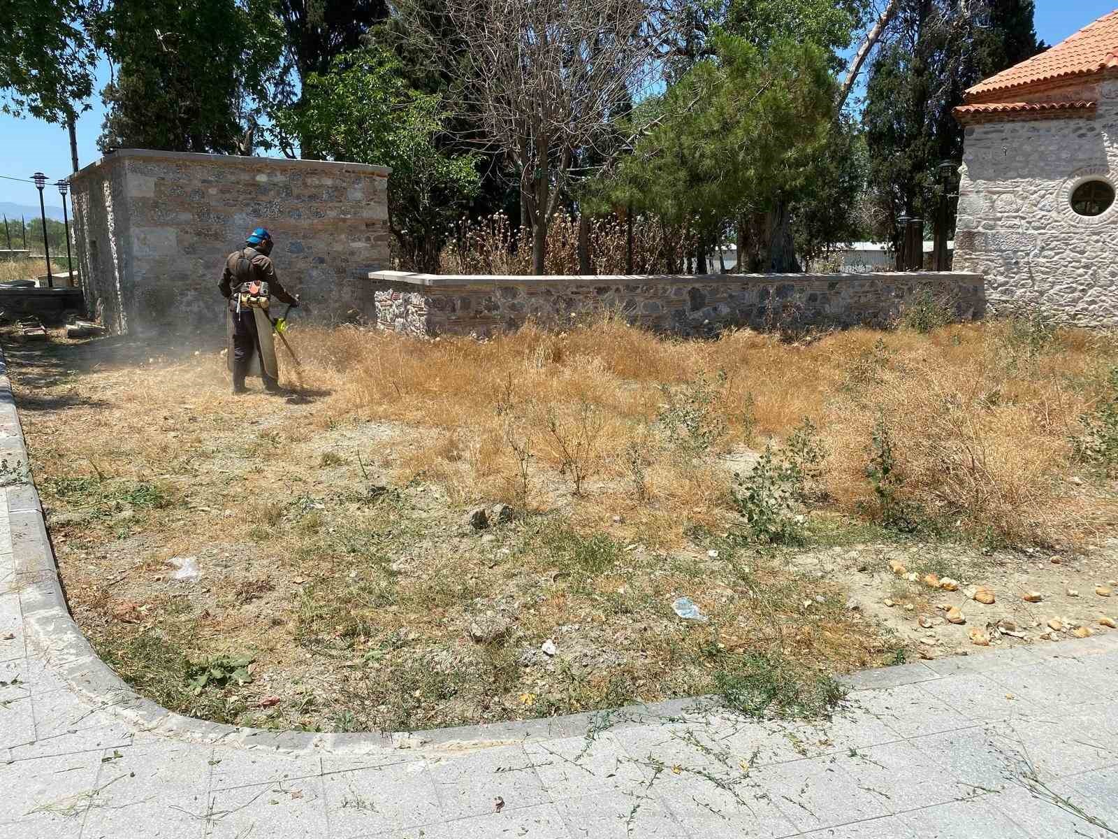 Manisa Büyükşehir’den Karacaahmet Türbesi’nde hummalı temizlik