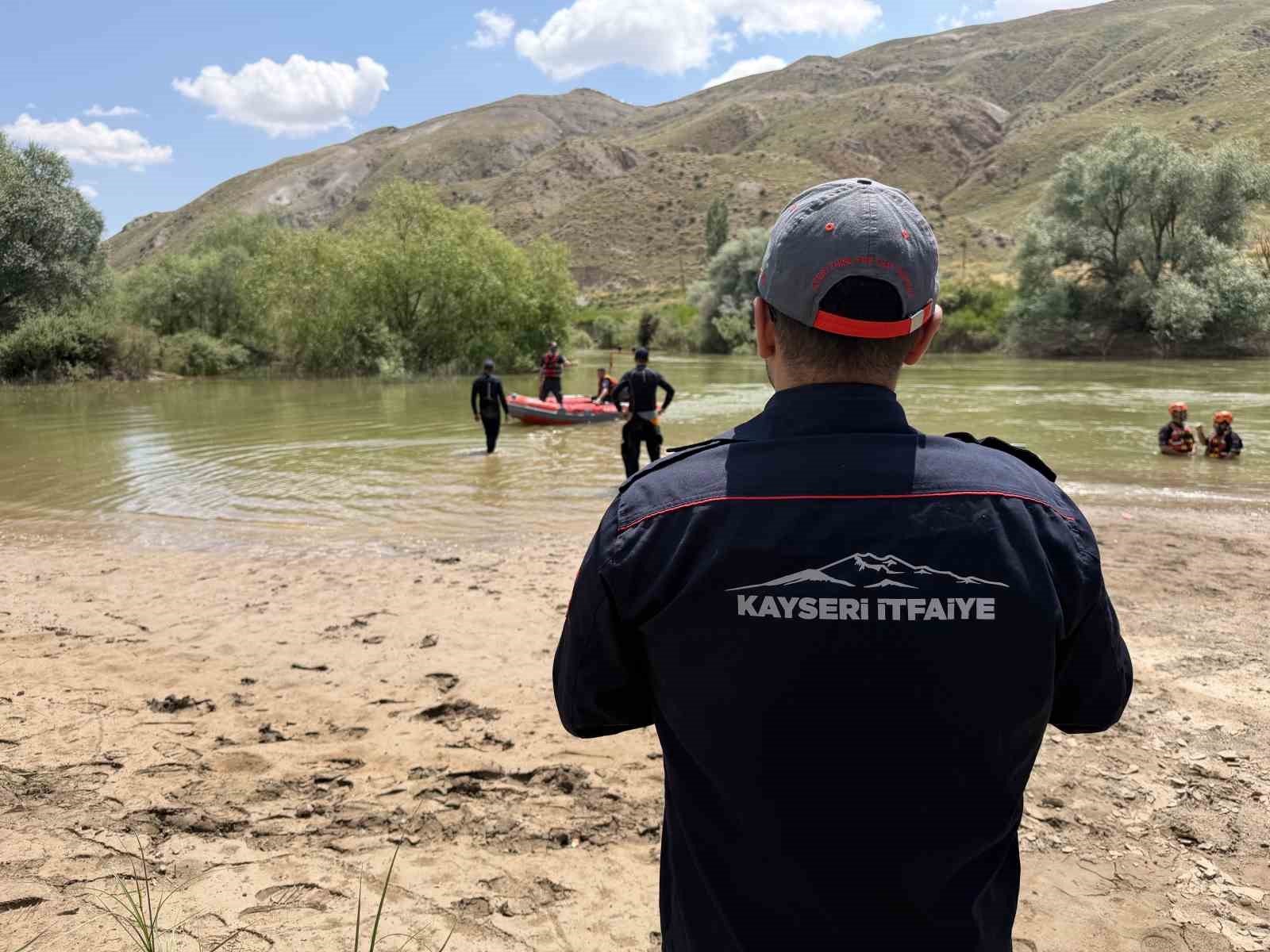 Çocuğunu kurtarmak için suya giren babayı arama çalışmaları devam ediyor