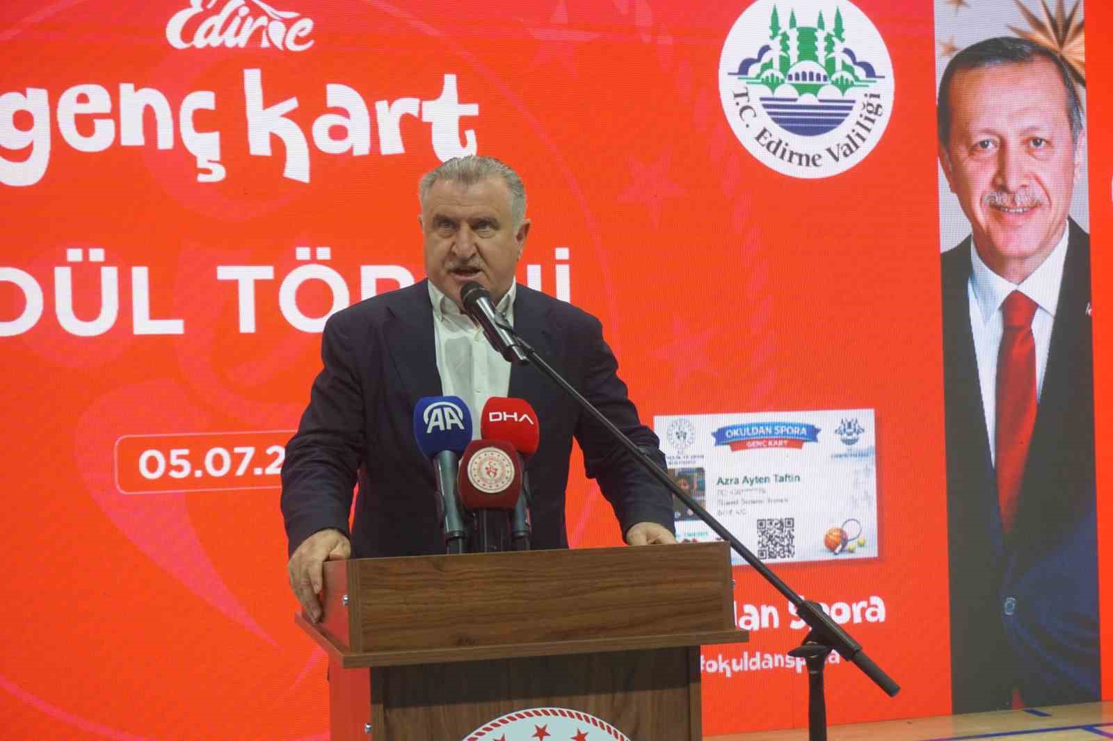 Bakan Osman Aşkın Bak: 