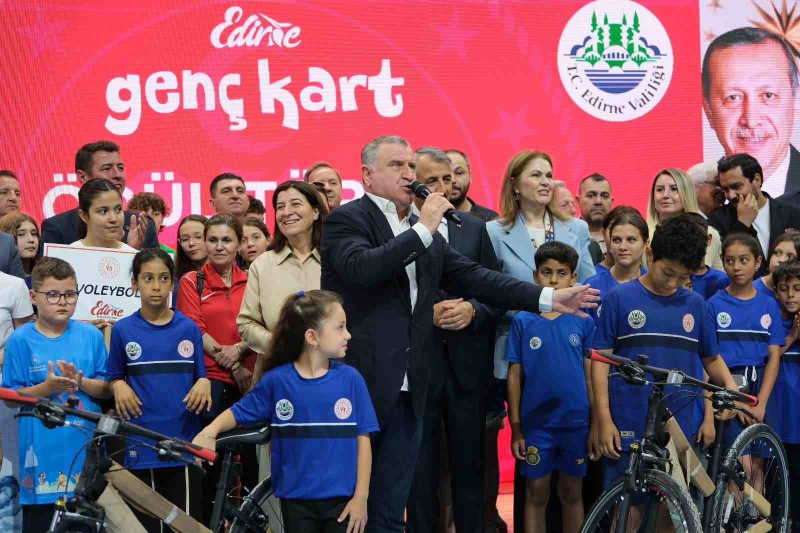 Bakan Osman Aşkın Bak: "En büyük hedefimiz gençleri spora yönlendirerek kötü alışkanlıklardan uzak tutmak"