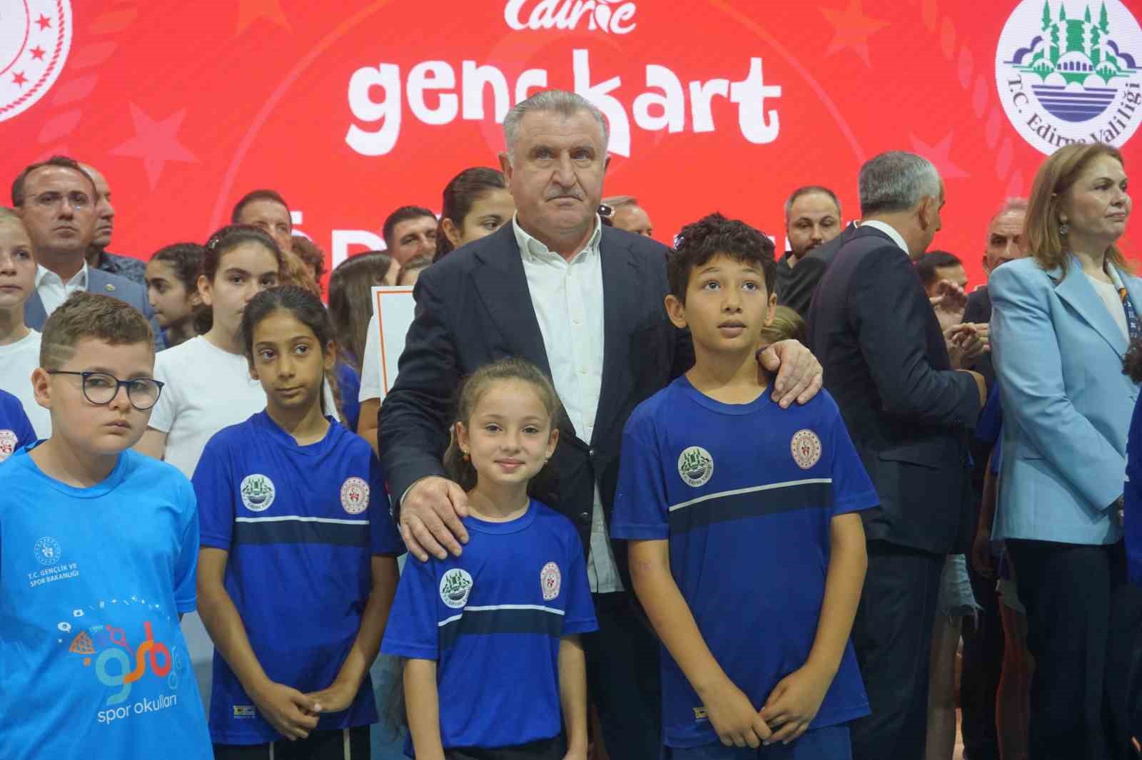 Bakan Osman Aşkın Bak: "En büyük hedefimiz gençleri spora yönlendirerek kötü alışkanlıklardan uzak tutmak"